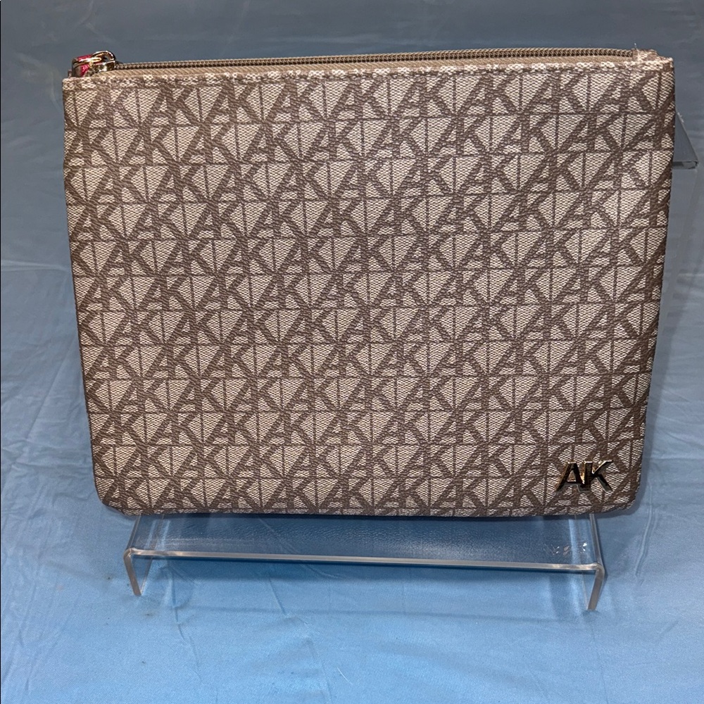 Anne Klein Exchange Gray Patterned Clutch